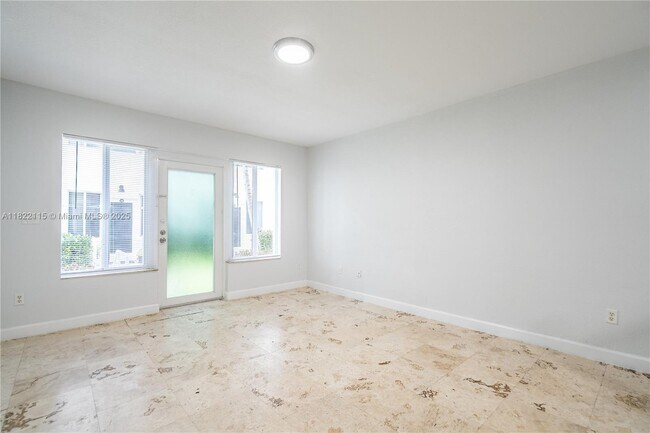 Building Photo - 2180 Bay Dr