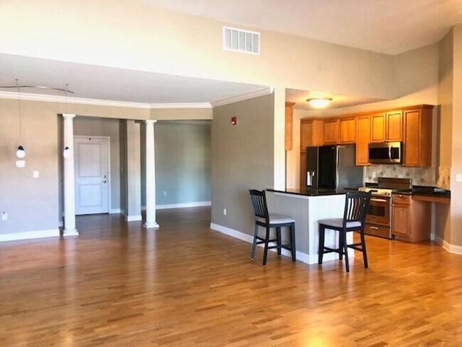 Foto del edificio - Top Floor Condo in Great Carmel Location!