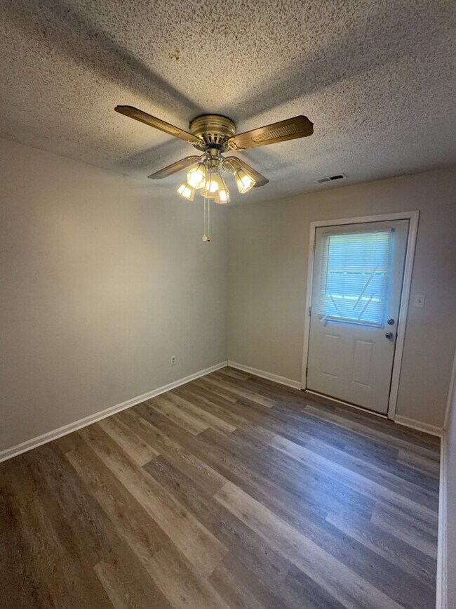 Foto del edificio - 902 Laurel Ln