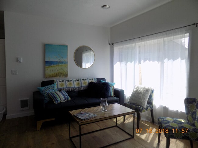 Foto del edificio - Beach Cottage-Fully Furnished - AVAILABLE JULY 10TH - MAY 15TH 2026