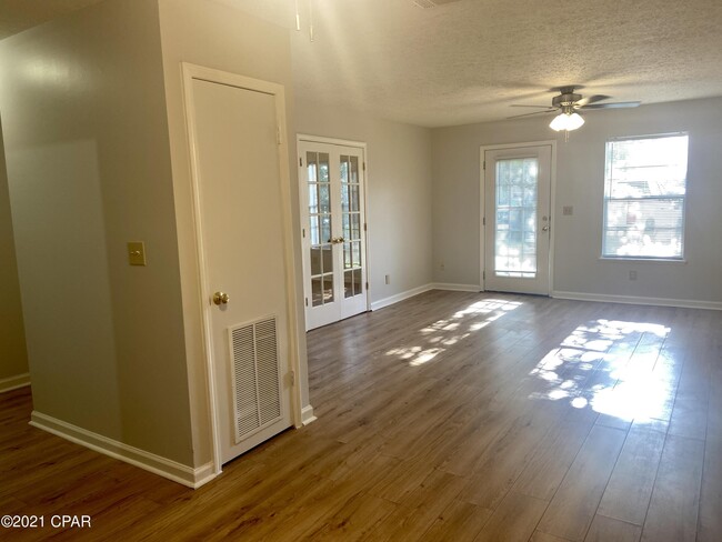 Building Photo - 2422 Johnson Dr