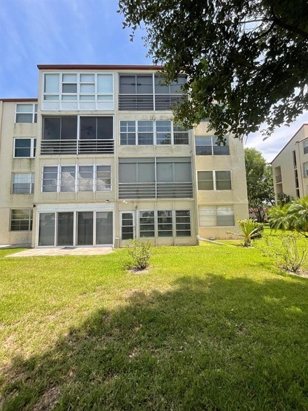 Building Photo - 300 Captains Walk