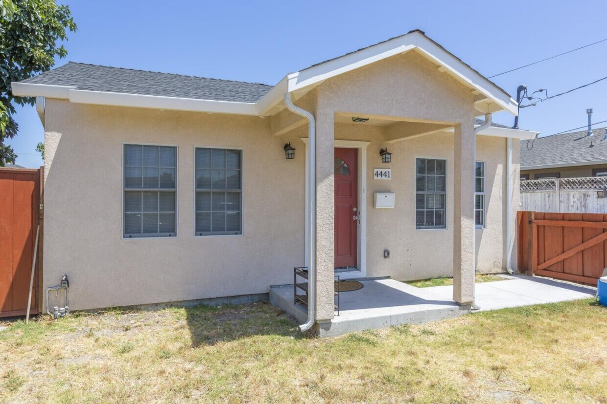 Primary Photo - 4441 Davis St
