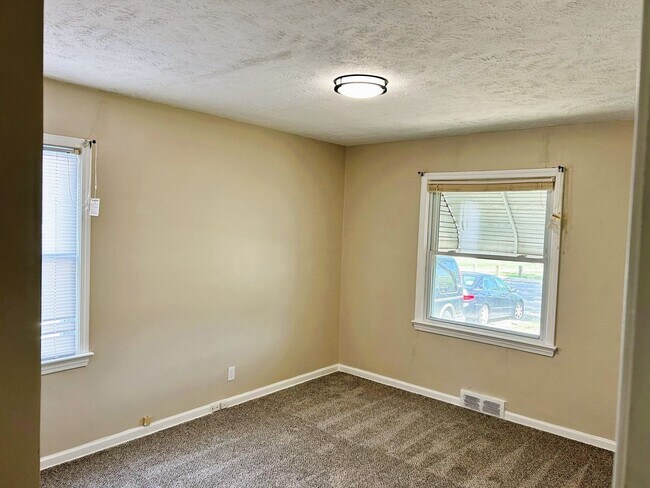 Foto del edificio - 2450 Greenvale Rd