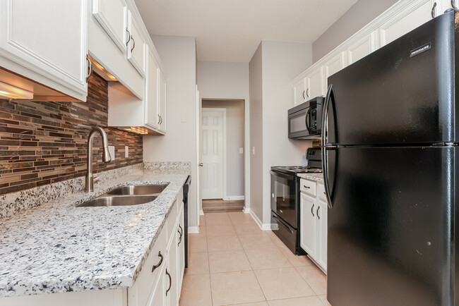 Building Photo - 3BR/2BA Home w/ attached single car garage!