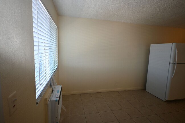 Building Photo - 3021 E Carey Ave