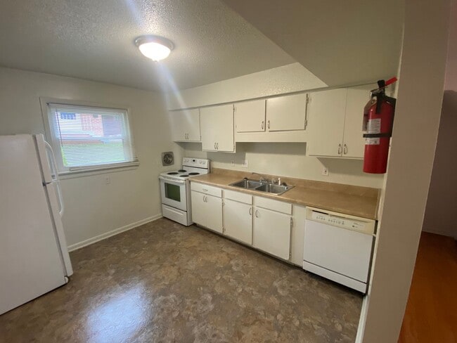 Building Photo - A brick townhouse steps from Lakewood shopping and dining — with everything already in it.