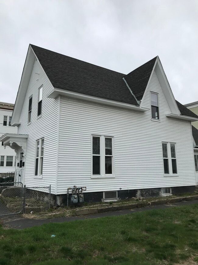 Building Photo - 395 Maple St