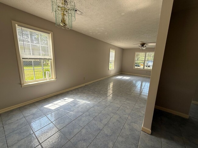 Building Photo - 3 Bedrooms, 2 Bathrooms - Home in West Rome!