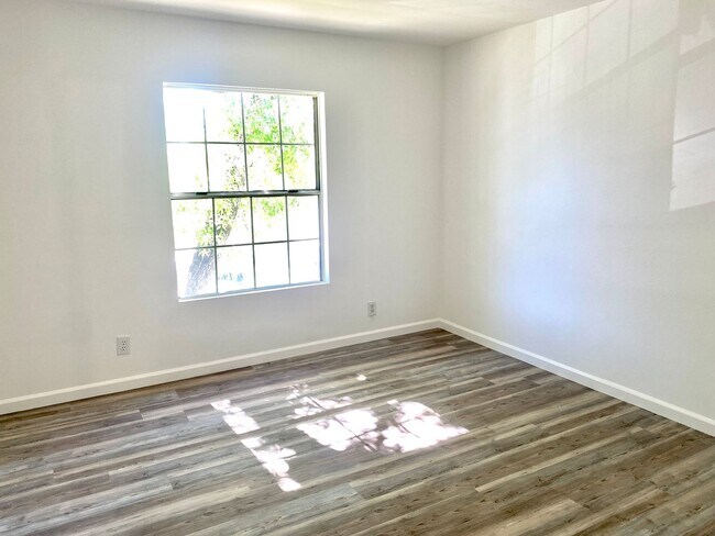 Foto del edificio - Lovely 2 Bed/2 Bath with Hardwood Floors, ...