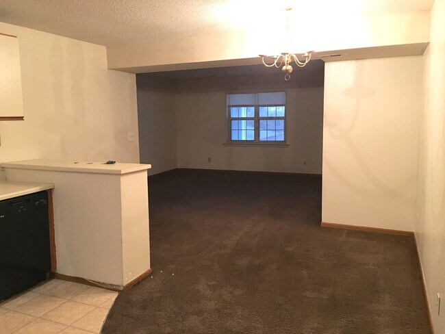 Foto del edificio - 2 Bedroom Top Floor Apartment - Close to I-70