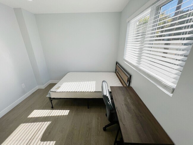 Building Photo - 2641 S Budlong Ave