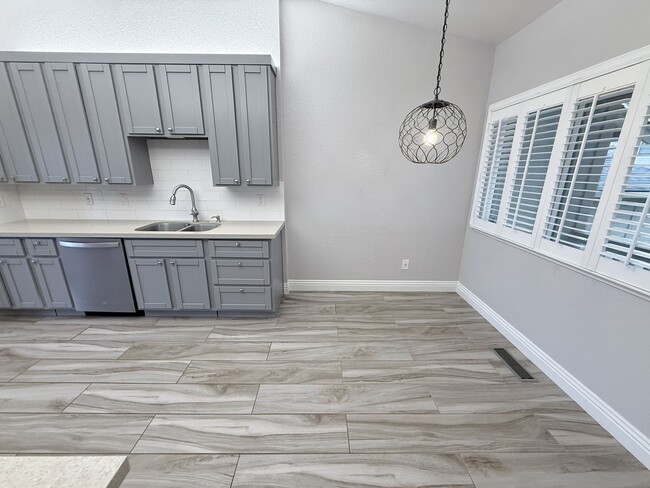 Building Photo - 533 Bustos Pl