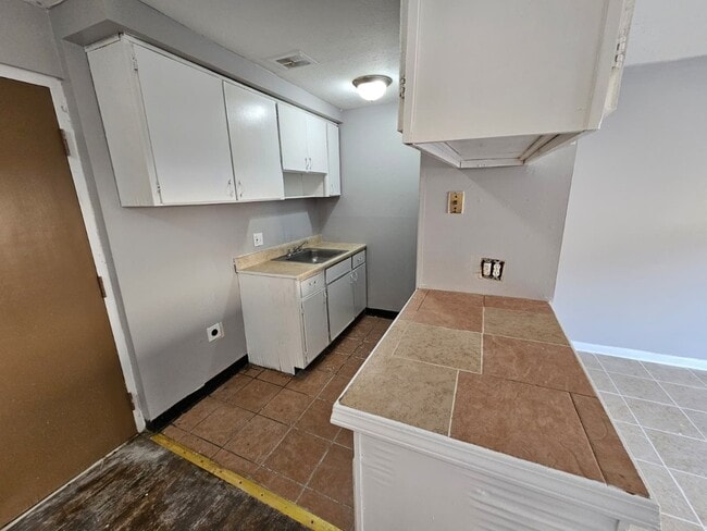 Foto del edificio - 1885 N Taylor Rd