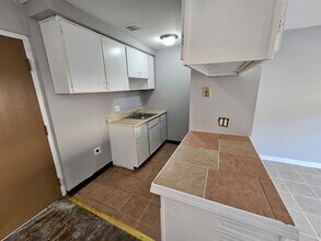 Building Photo - 1885 N Taylor Rd