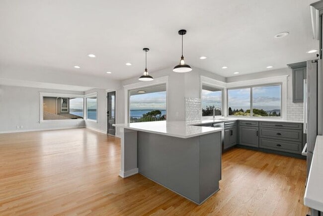 Building Photo - Gorgeous West Seattle Mid-Century Modern w...