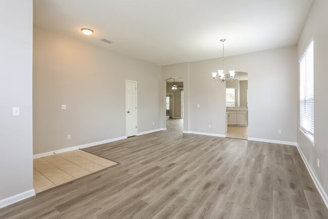 Building Photo - 882 Lord Nelson Blvd