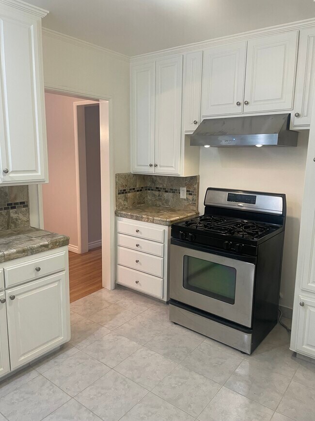 Cocina - 4407 Ensign Ave