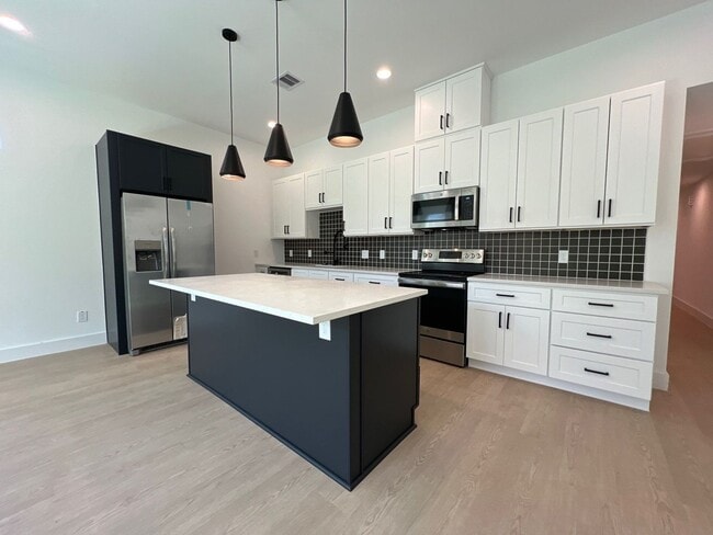 Photo - 4414 Elmwood St Apartment