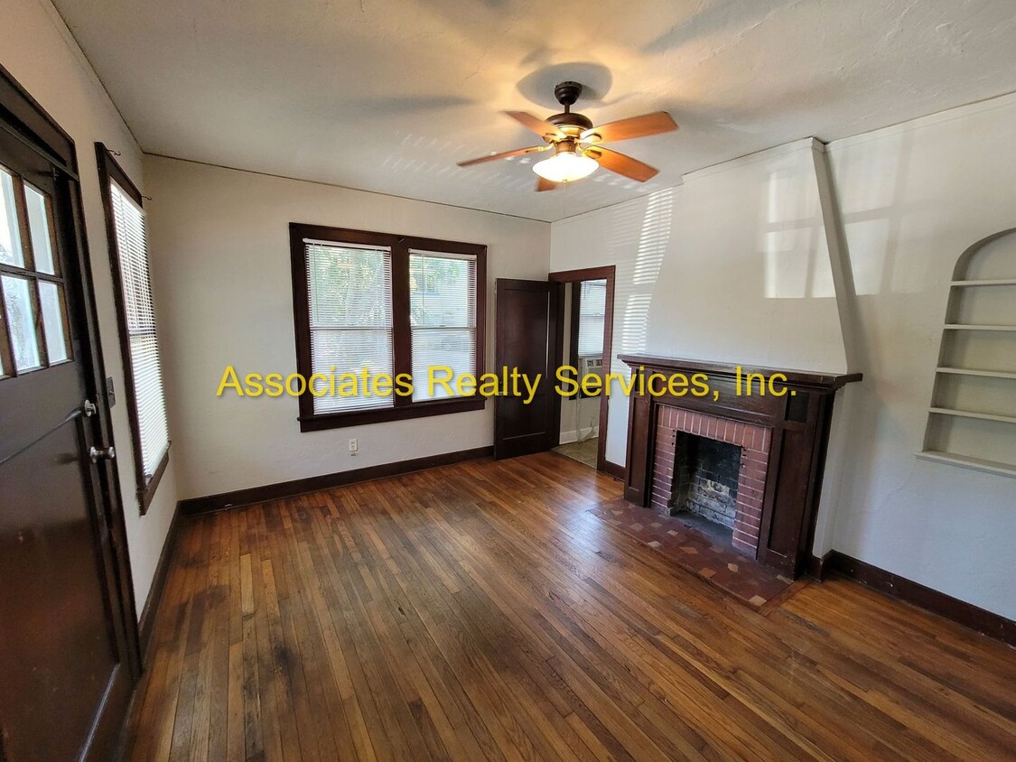 Foto principal - 1 bed/ 1 bath home two blocks from UF