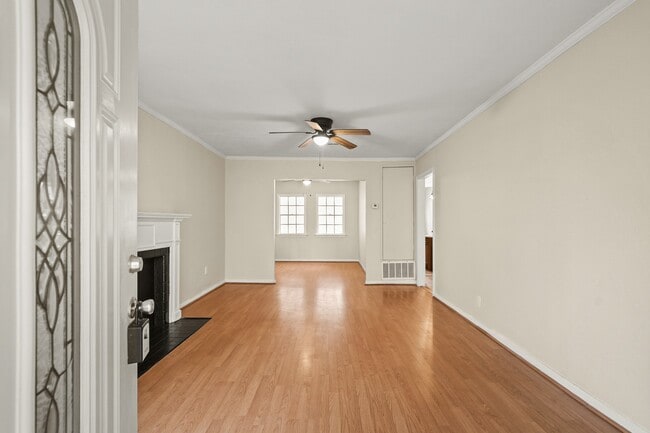 Building Photo - 1326 W 6th St