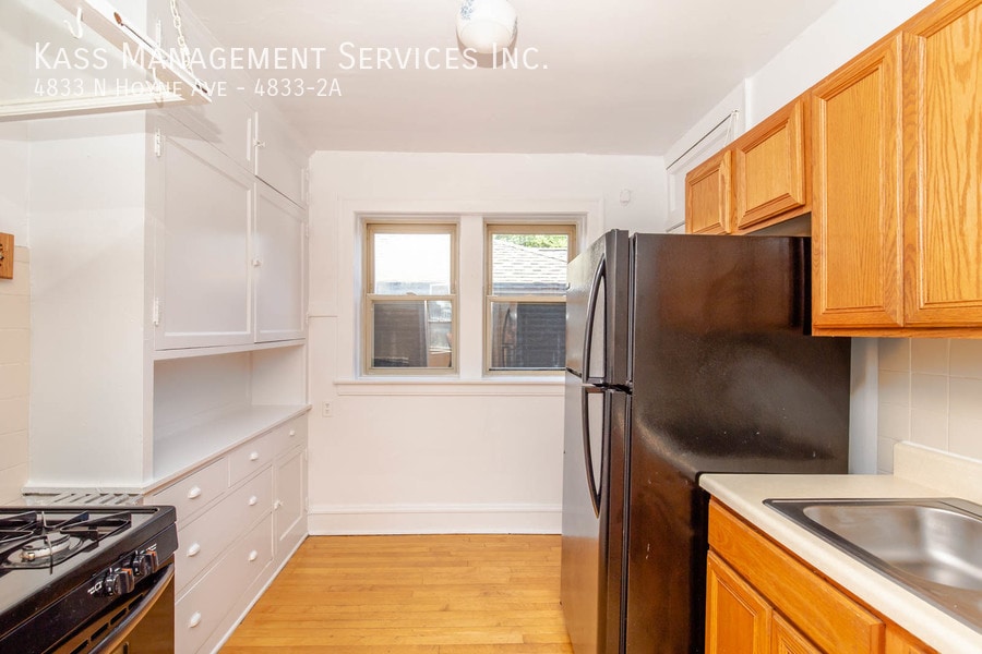 Primary Photo - 4833 N Hoyne Ave