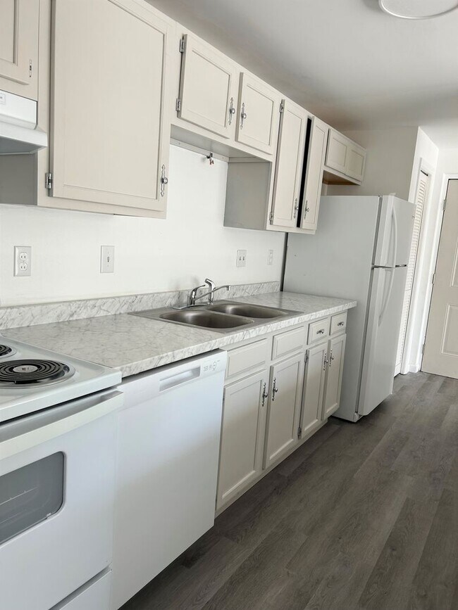 Building Photo - University Area Condo, 2 bd, 2bth