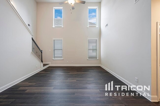 Building Photo - 325 Oxbow St