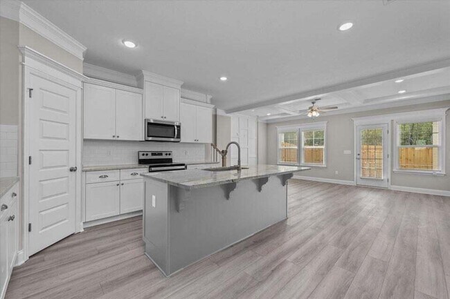 Building Photo - 208 Linsmore Ave