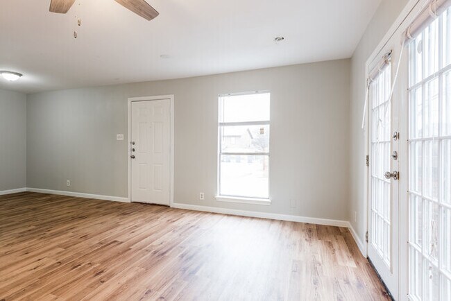 Foto del edificio - Updated South Austin 4-Plex Unit