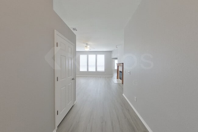 Building Photo - 113 Great Oaks Dr