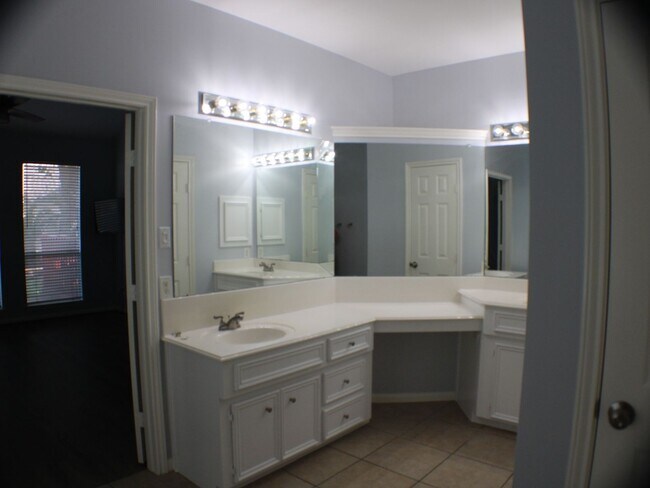 Building Photo - 4 Bedroom, 3 Car Garage Single Family Home in League City