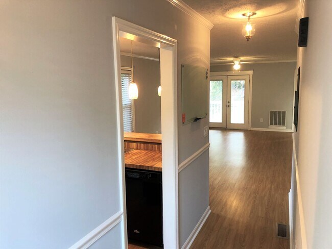 Building Photo - Welcome to the 2 Bed 2 Bath Bottom Floor C...
