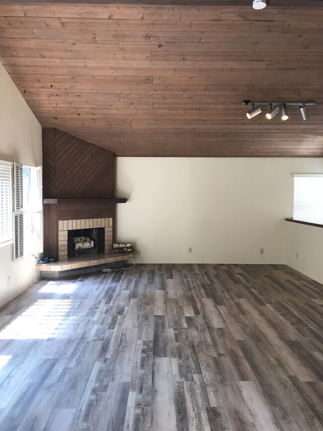 Building Photo - Pullman Duplex