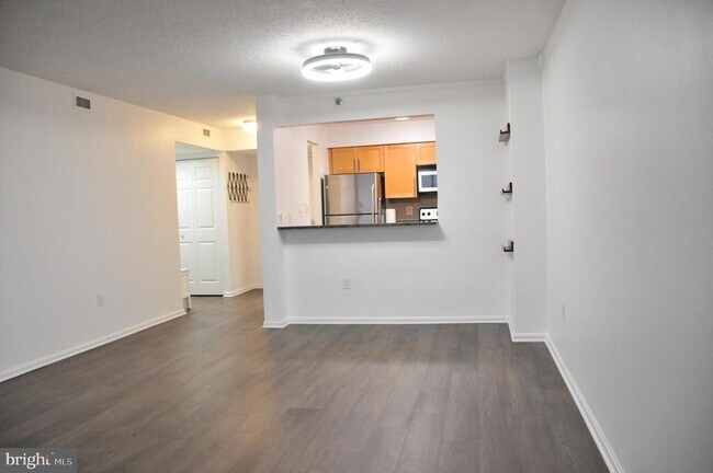 Building Photo - 10101 Grosvenor Pl