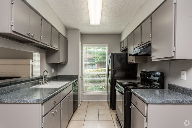 2HAB, 2BA - 840 ft² - Cocina - Boardwalk At Windcrest