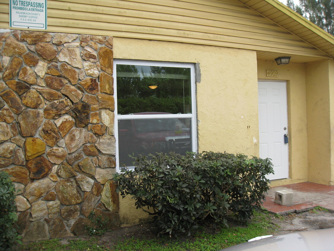 Primary Photo - 4909 Serafica Dr