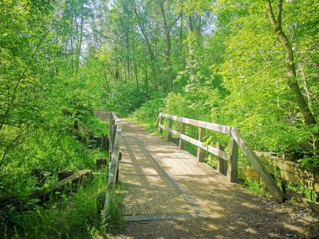 Photo du bâtiment - 10751-10792 92 St NW