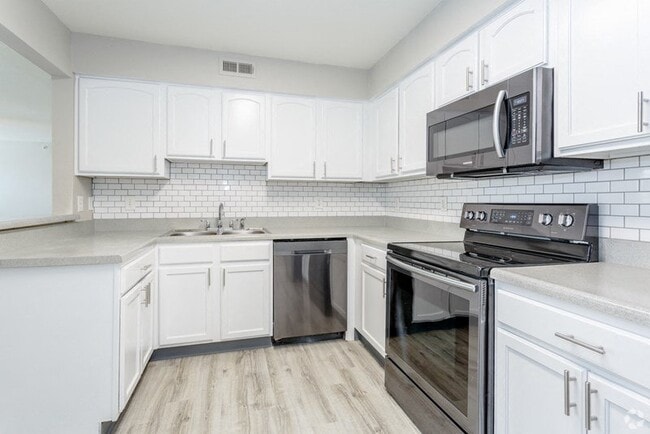 Building Photo - Saddlewood Apartments