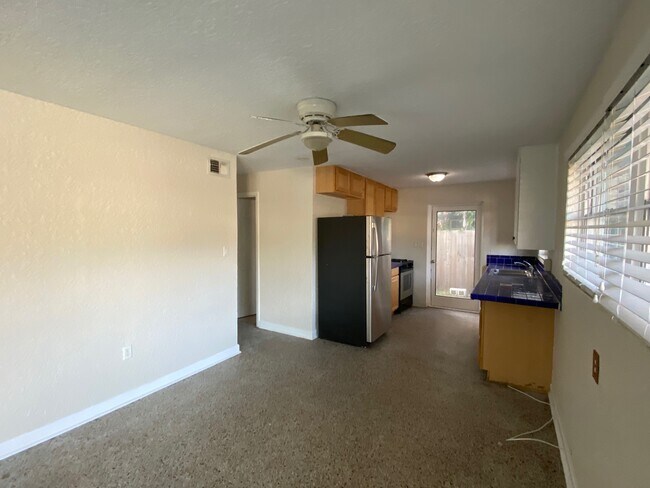 Building Photo - 603 Oakwood Ave