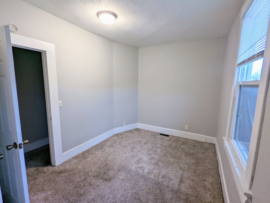 Primary Photo - 2 bed 1 bath duplex home!