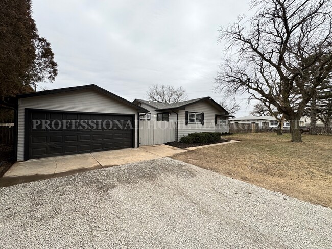 Foto del edificio - Charming 4-Bedroom Home with Large lot!