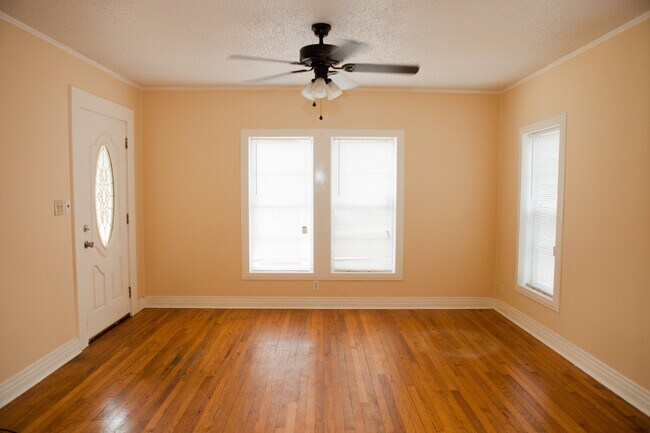 Building Photo - Charming 2-Bedroom Home with Spacious Back...