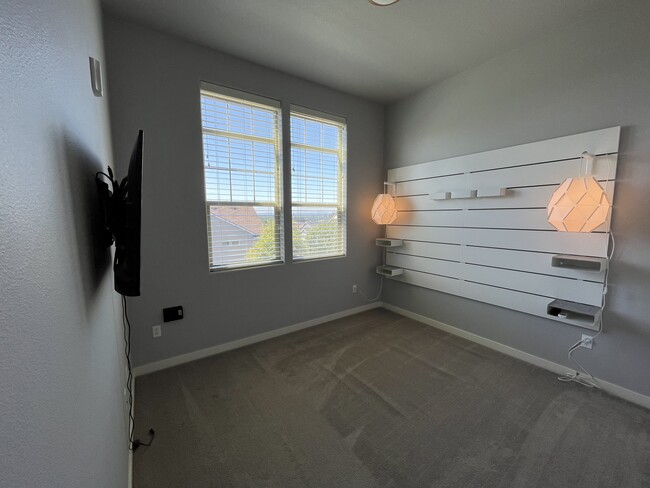 Building Photo - 16284 NW Chadwick Way