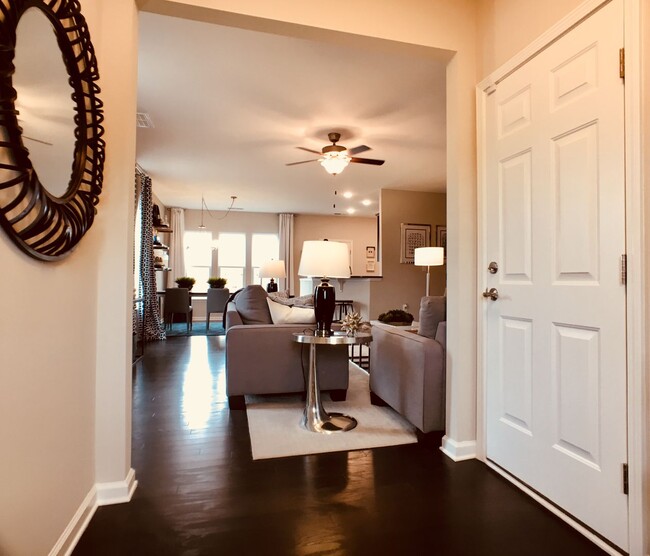 Building Photo - Stylish End-Unit Townhome in Prime Southpo...