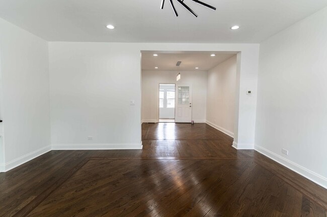 Building Photo - 4717 W Berteau Ave