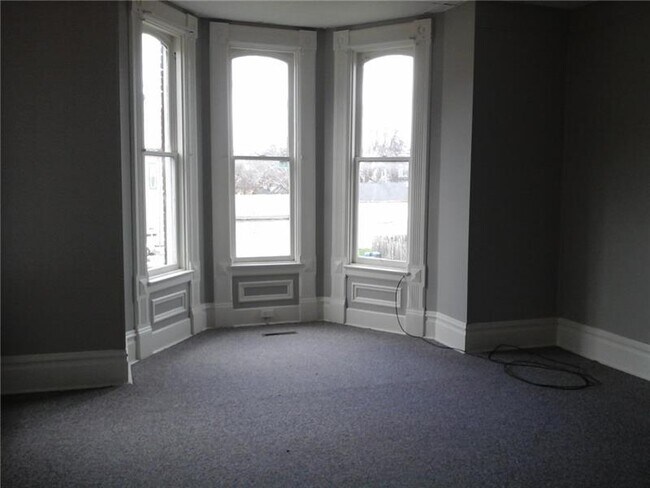 Building Photo - 1463 3rd Ave