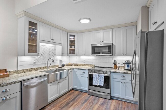 Building Photo - Shadowlawn Townhome