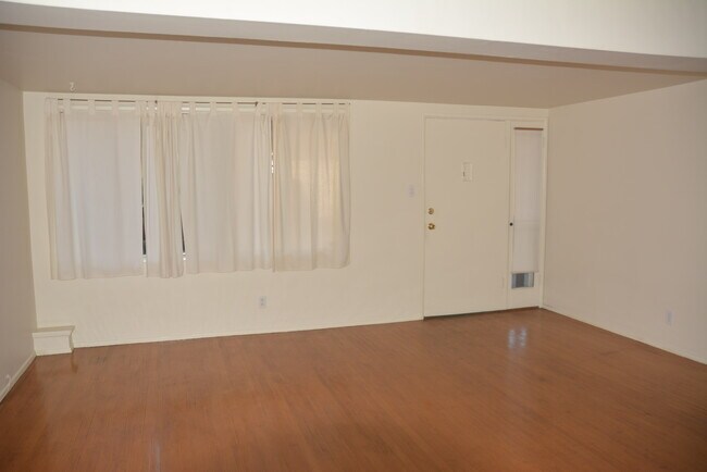 Living Room toward Front Door - 601 N Holliston Ave