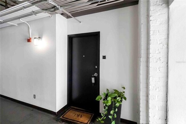 Building Photo - Stunning downtown condo waiting for you to call it home